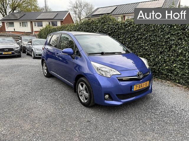 Blauw, metallic lak Gebruikt 2011 Toyota Verso-S MPV | € 3.945 (Eerlijke prijs) - Afbeelding 1/4
