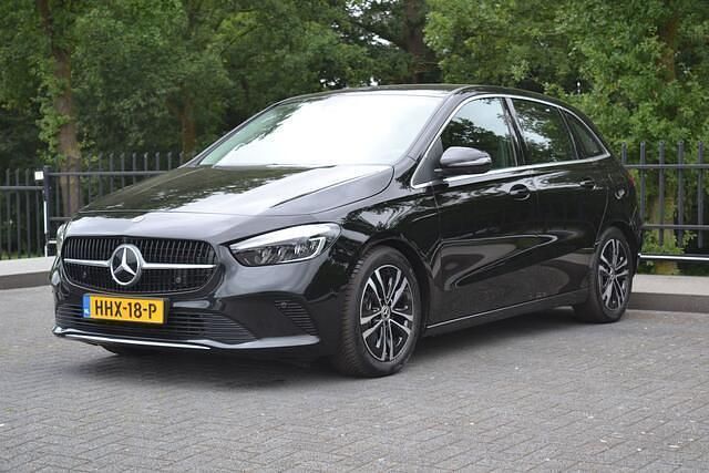 Grijs Gebruikt 2023 Mercedes B180 MPV | € 36.950 (Eerlijke prijs) - Afbeelding 1/4