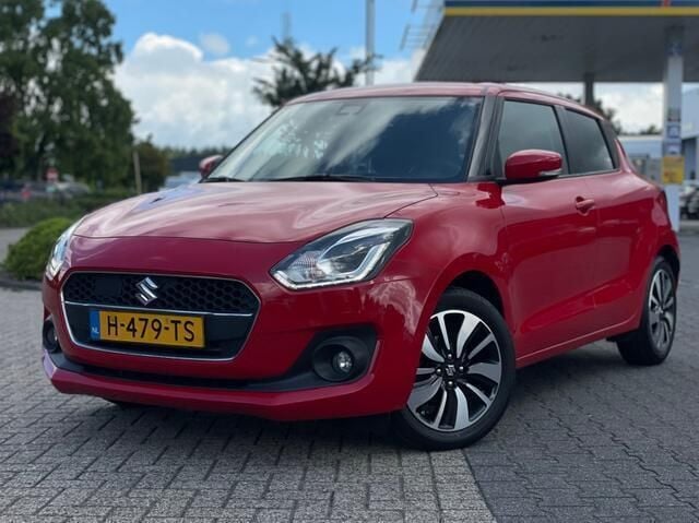 Rood Gebruikt 2020 Suzuki Swift Style Hatchback | € 12.400 (Eerlijke prijs) - Afbeelding 1/4