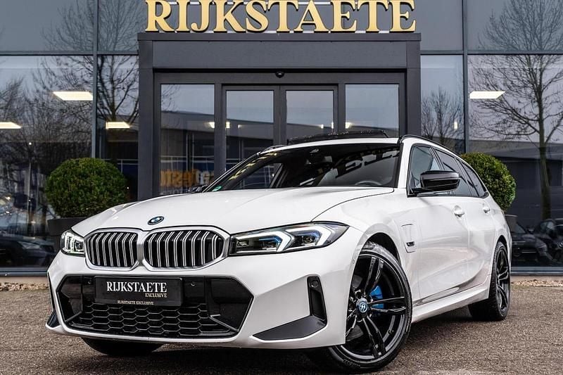 Wit Occasion 2023 BMW 330e M Sport Stationwagen | € 39.900 (Super prijs) - Afbeelding 1/4
