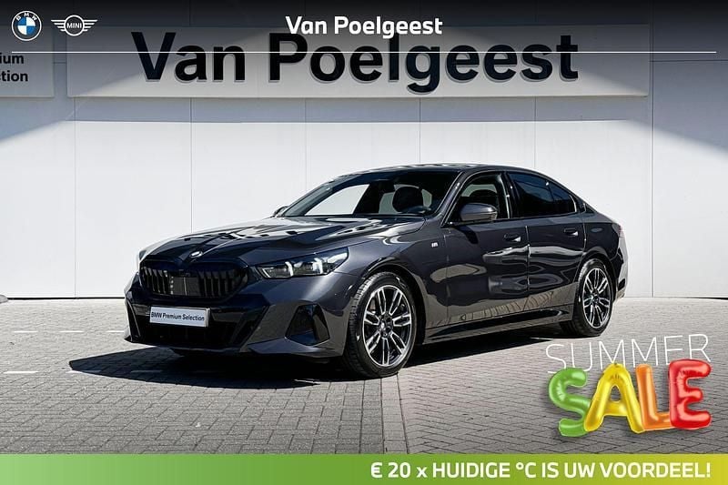 Sophistograu brillianteffect metallic (grijs metallic) Gebruikt 2024 BMW 520 Performance Sedan | € 59.900 - Afbeelding 1/4