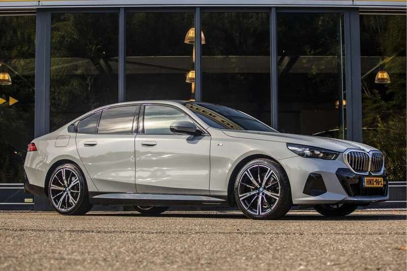 Grijs, metallic lak Gebruikt 2024 BMW 530 M Sport Sedan | € 64.950 - Afbeelding 1/4