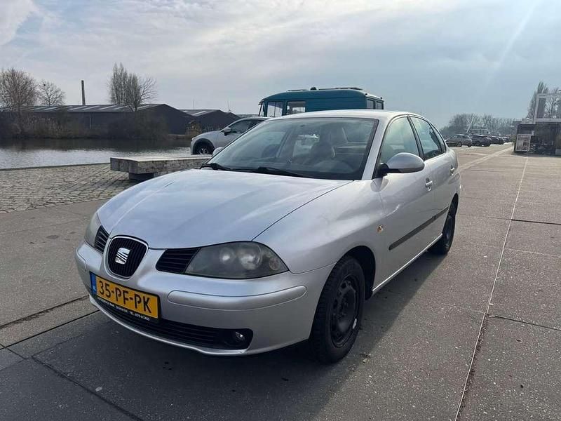 Grijs Occasion 2004 Seat Cordoba Sedan | € 600 (Goede deal) - Afbeelding 1/4