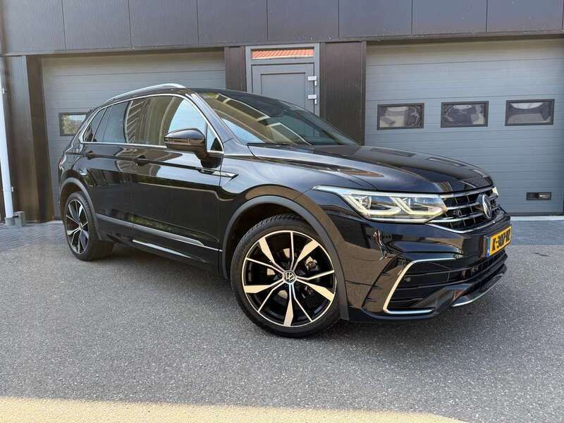 Zwart Gebruikt 2021 VW Tiguan R-line SUV | € 27.950 (Goede deal) - Afbeelding 1/4