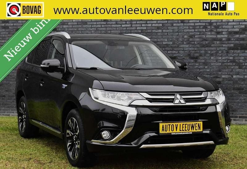 Zwart Occasion 2016 Mitsubishi Outlander P-HEV Instyle SUV | € 16.925 (Eerlijke prijs) - Afbeelding 1/4