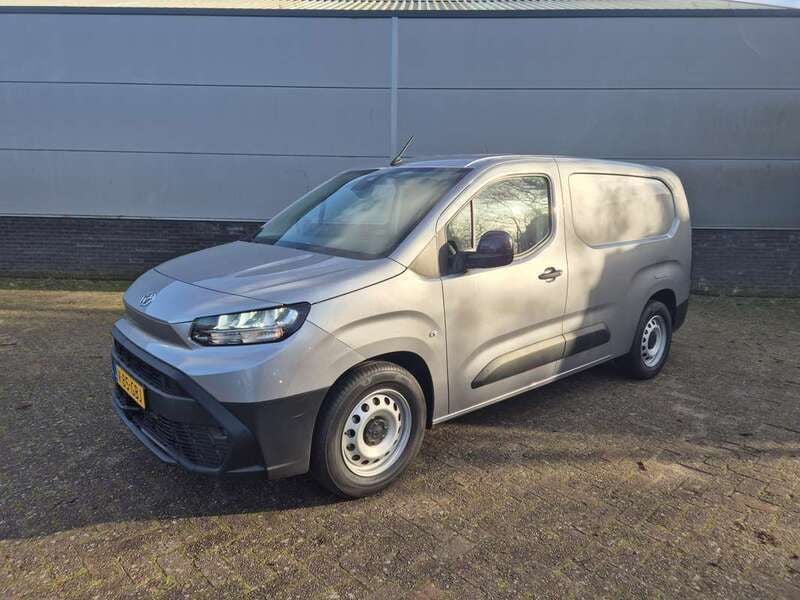 Zilver Nieuw 2024 Toyota Proace City Van | € 34.950 - Afbeelding 1/4