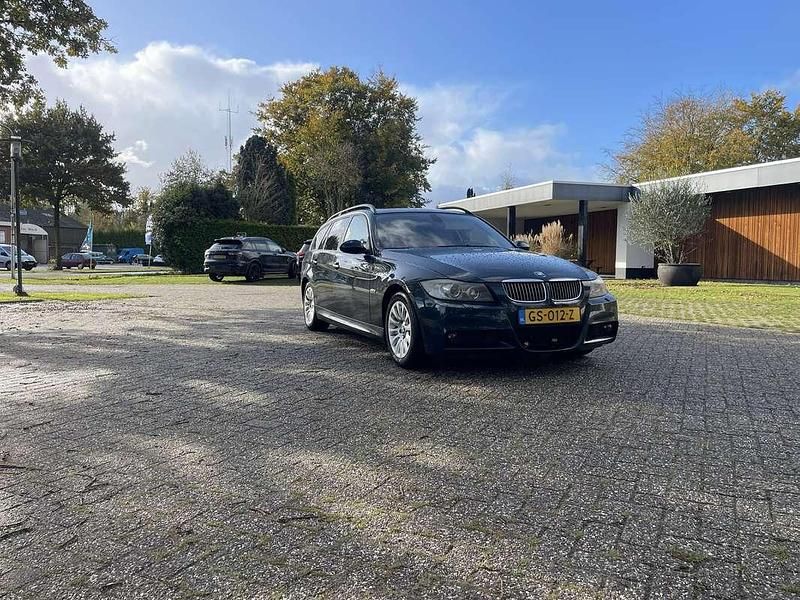Groen Occasion 2005 BMW 325 Executive Stationwagen | € 3.750 (Iets duurder) - Afbeelding 1/4