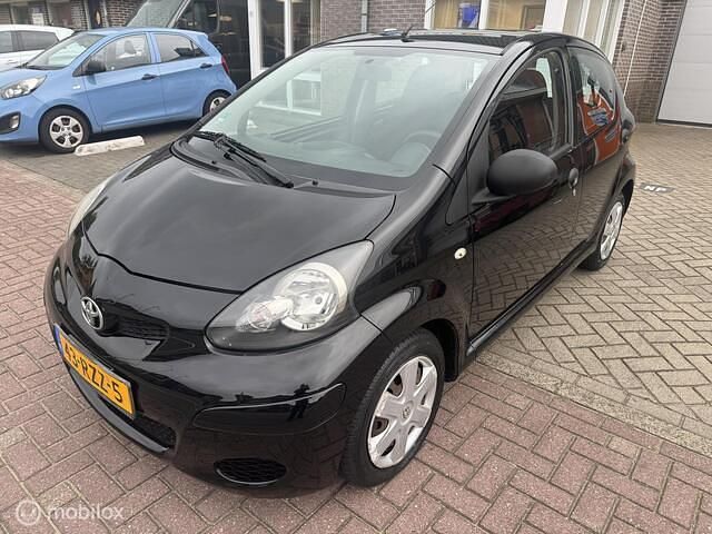 Zwart Gebruikt 2011 Toyota Aygo Cool Hatchback | € 4.250 (Iets duurder) - Afbeelding 1/4