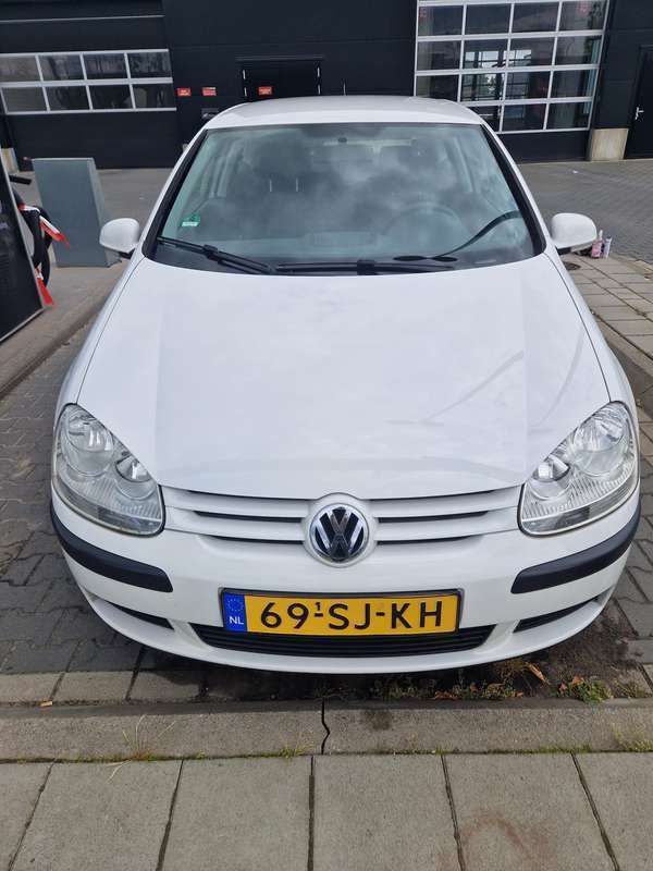 Wit Gebruikt 2006 VW Golf V Hatchback | € 2.499 (Eerlijke prijs) - Afbeelding 1/4