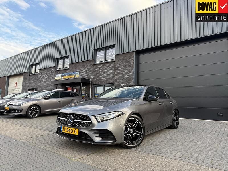 Grijs Gebruikt 2019 Mercedes A180 Business Hatchback | € 24.450 (Eerlijke prijs) - Afbeelding 1/4