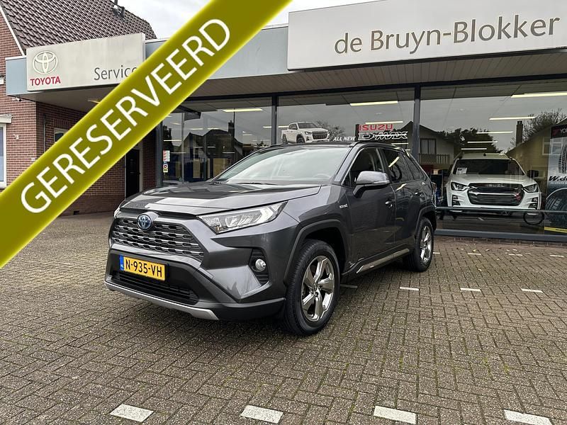 Grijs (metallic) Gebruikt 2022 Toyota RAV4 Hybrid Style SUV | € 36.999 (Goede deal) - Afbeelding 1/4