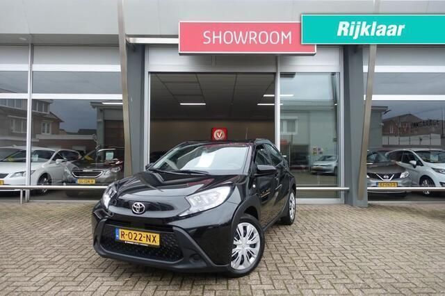 Zwart, metallic lak Gebruikt 2022 Toyota Aygo Play Hatchback | € 15.990 (Eerlijke prijs) - Afbeelding 1/4