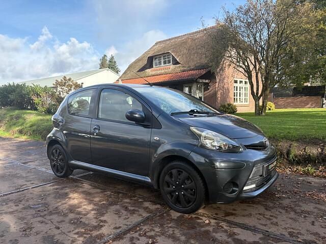 Grijs Gebruikt 2013 Toyota Aygo Hatchback | € 3.750 (Eerlijke prijs) - Afbeelding 1/4