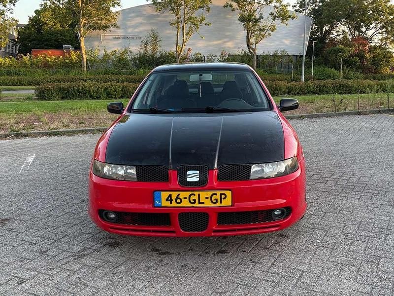 Rood Gebruikt 2001 Seat Leon Sport Hatchback | € 1.800 (Super prijs) - Afbeelding 1/4