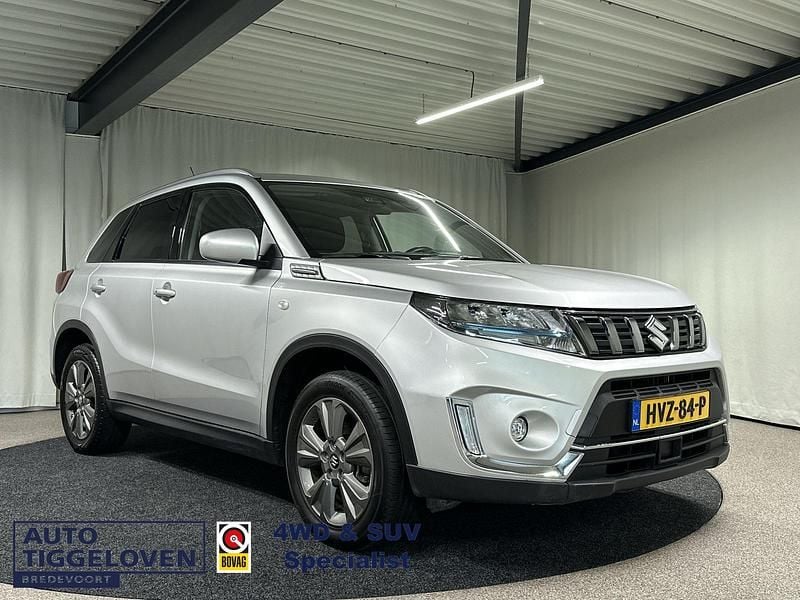 Grijs Occasion 2023 Suzuki Vitara SUV | € 25.645 (Eerlijke prijs) - Afbeelding 1/4