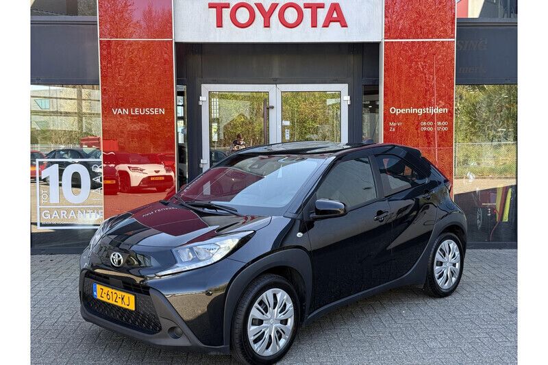 Zwart Gebruikt 2024 Toyota Aygo X X-play SUV | € 17.489 - Afbeelding 1/1