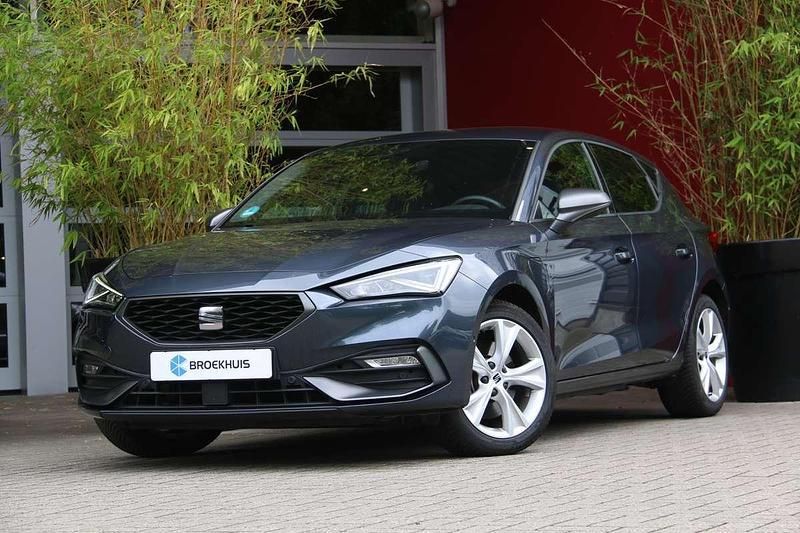 Grijs, metallic lak Gebruikt 2021 Seat Leon FR Hatchback | € 21.900 (Goede deal) - Afbeelding 1/4