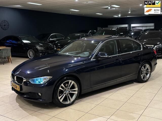Blauw, metallic lak Gebruikt 2013 BMW 320 Efficient Dynamics Sedan | € 8.950 (Eerlijke prijs) - Afbeelding 1/4