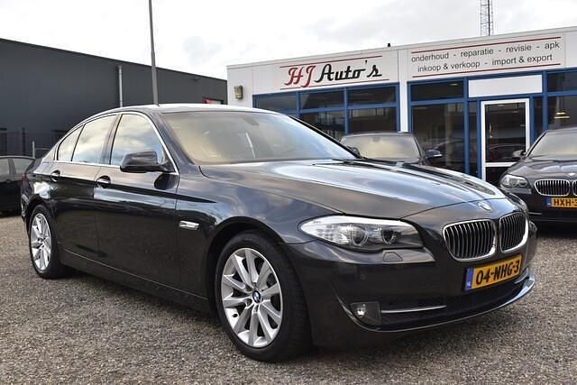 Grijs Gebruikt 2010 BMW 523 Executive Sedan | € 12.850 (Eerlijke prijs) - Afbeelding 1/4
