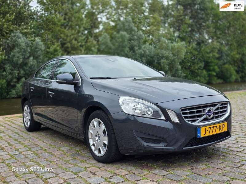 Grijs Gebruikt 2012 Volvo S60 Kinetic Sedan | € 9.999 (Eerlijke prijs) - Afbeelding 1/4