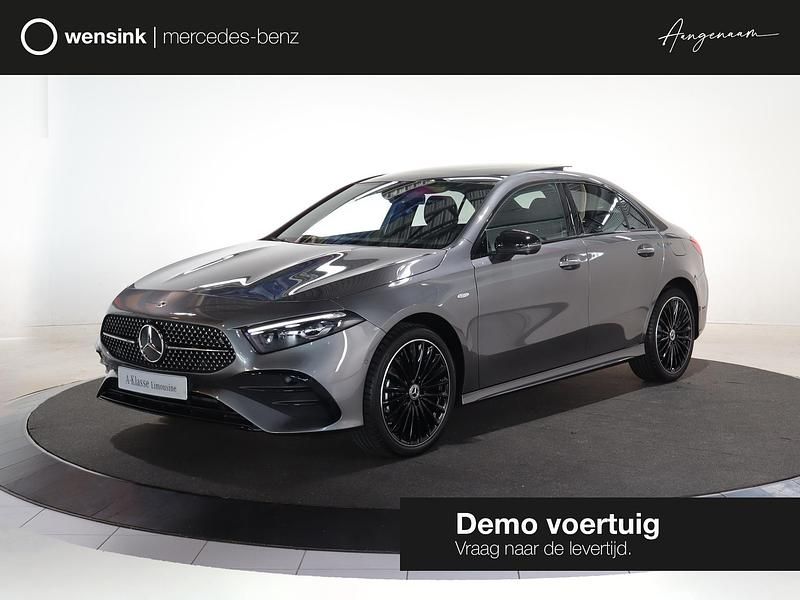Grijs Gebruikt 2025 Mercedes A250 Business Sedan | € 44.900 (Duur) - Afbeelding 1/4