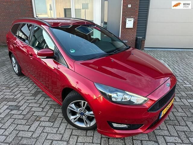 Rood Occasion 2018 Ford Focus ST-Line Stationwagen | € 7.999 (Super prijs) - Afbeelding 1/4