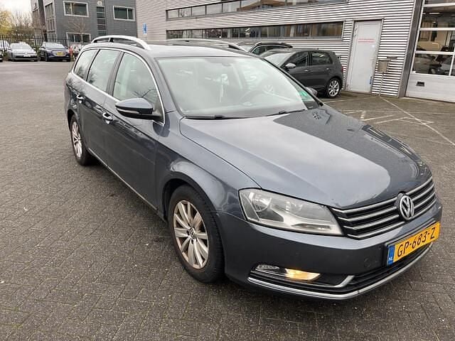 Grijs Occasion 2011 VW Passat Highline Stationwagen | € 2.999 (Super prijs) - Afbeelding 1/4