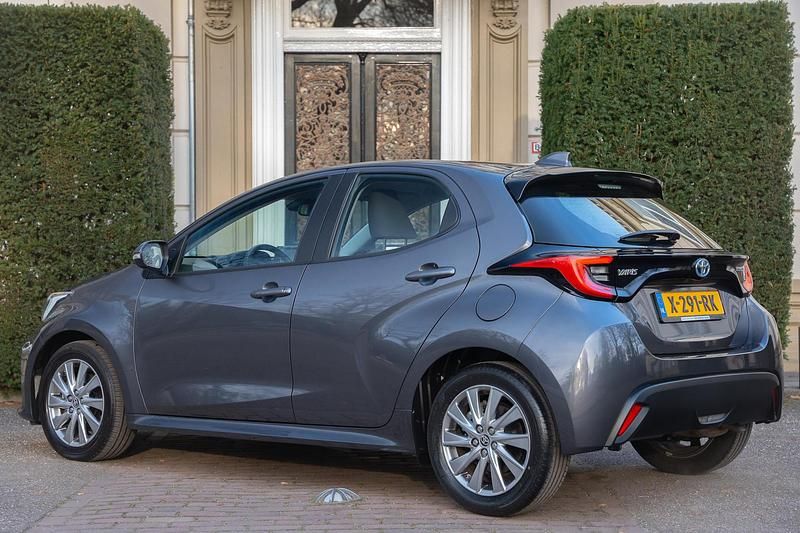 Occasion Toyota Yaris Hybrid Business Edition 116 PK (85 kW) 2023 Grijs Hatchback
