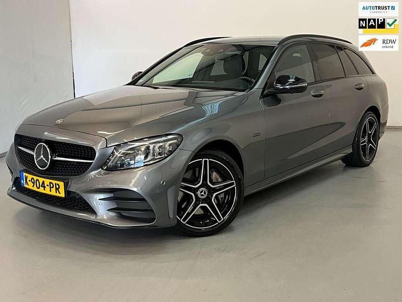 Grijs Gebruikt 2021 Mercedes C300e AMG Stationwagen | € 24.750 (Eerlijke prijs) - Afbeelding 1/4