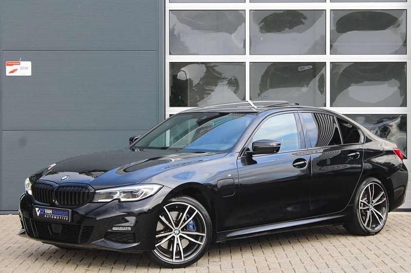Zwart Gebruikt 2020 BMW 330e M Sport Sedan | € 35.800 (Iets duurder) - Afbeelding 1/4