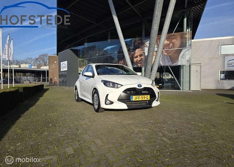 Wit Occasion 2023 Toyota Yaris Hybrid Active Hatchback | € 21.950 (Goede deal) - Afbeelding 1/4