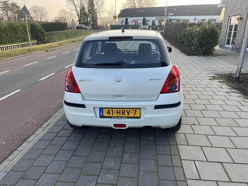Wit Occasion 2009 Suzuki Swift Hatchback | € 2.000 (Super prijs) - Afbeelding 1/4