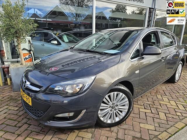 Grijs Gebruikt 2013 Opel Astra Cosmo Hatchback | € 6.750 (Eerlijke prijs) - Afbeelding 1/4