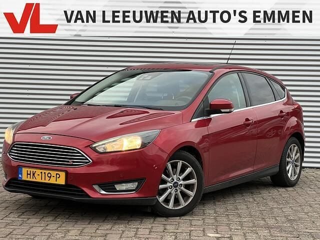 Rood Gebruikt 2015 Ford Focus Titanium Hatchback | € 6.248 (Goede deal) - Afbeelding 1/4