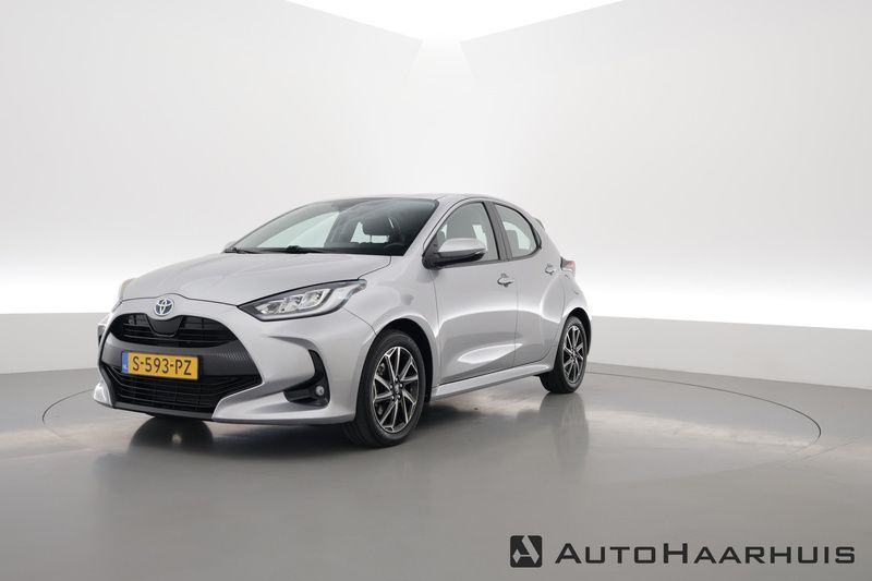 Grijs Gebruikt 2023 Toyota Yaris Hybrid Hatchback | € 21.400 (Eerlijke prijs) - Afbeelding 1/3