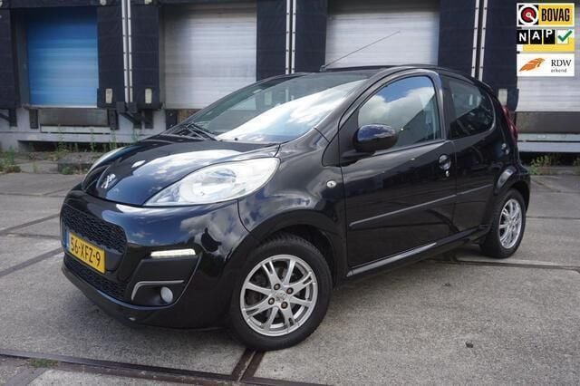 Zwart, metallic lak Gebruikt 2012 Peugeot 107 Active Hatchback | € 3.695 (Eerlijke prijs) - Afbeelding 1/4