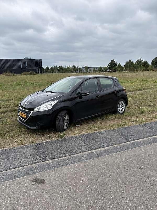 Zwart Gebruikt 2014 Peugeot 208 Access Hatchback | € 3.000 (Super prijs) - Afbeelding 1/4