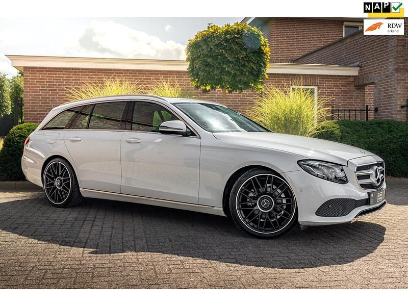 Wit, metallic lak Gebruikt 2017 Mercedes E220 Prestige Stationwagen | € 23.950 (Eerlijke prijs) - Afbeelding 1/4