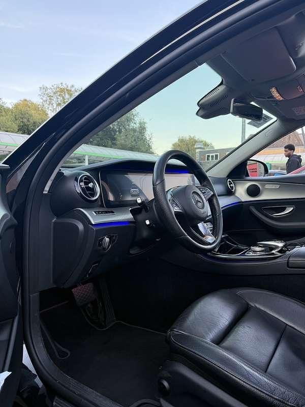Zwart Gebruikt 2017 Mercedes E220 Prestige Sedan | € 17.000 (Eerlijke prijs) - Afbeelding 1/4