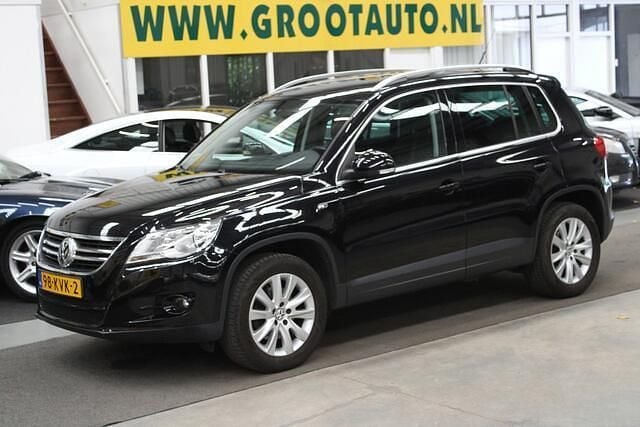 Zwart Gebruikt 2010 VW Tiguan Sport SUV | € 6.944 (Goede deal) - Afbeelding 1/4