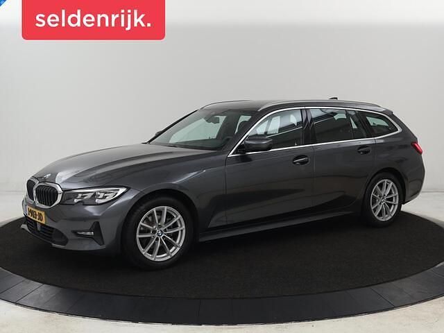 Grijs (metallic) Occasion 2020 BMW 318 Executive Stationwagen | € 23.400 (Eerlijke prijs) - Afbeelding 1/4