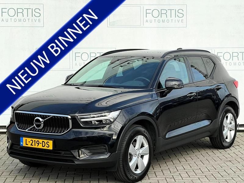 Zwart Gebruikt 2021 Volvo XC40 Momentum SUV | € 29.500 (Super prijs) - Afbeelding 1/4