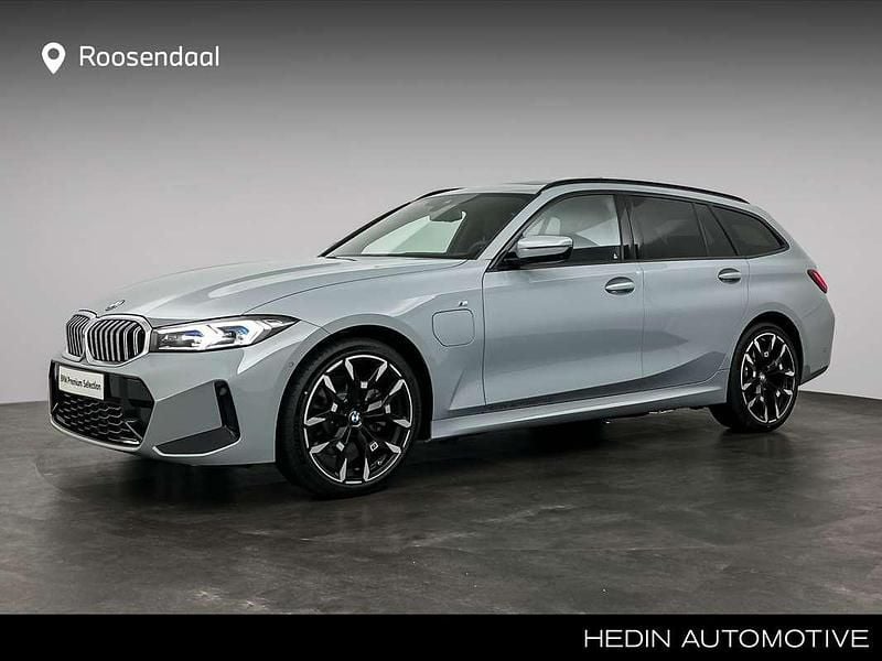 Grijs Nieuw 2024 BMW 330e M Sport Stationwagen | € 74.880 - Afbeelding 1/4