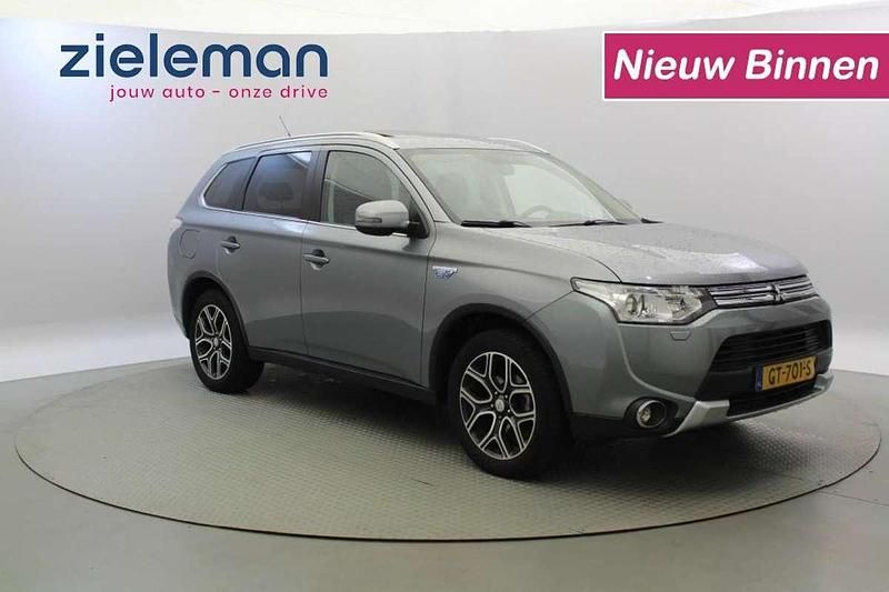 Grijs, metallic lak Gebruikt 2015 Mitsubishi Outlander P-HEV Edition SUV | € 10.840 (Super prijs) - Afbeelding 1/4
