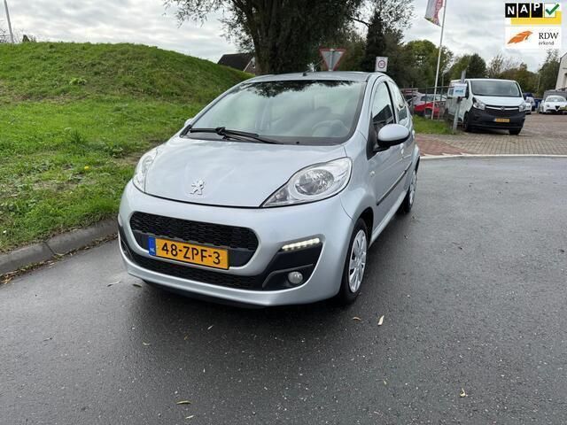 Grijs Gebruikt 2012 Peugeot 107 Active Premium Hatchback | € 3.249 (Eerlijke prijs) - Afbeelding 1/4