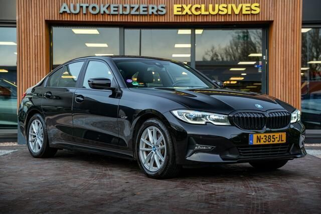 Zwart Gebruikt 2021 BMW 320 Comfort Edition Sedan | € 22.900 (Eerlijke prijs) - Afbeelding 1/4