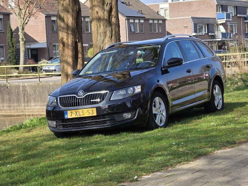 Zwart Gebruikt 2014 Skoda Octavia Stationwagen | € 6.700 - Afbeelding 1/4