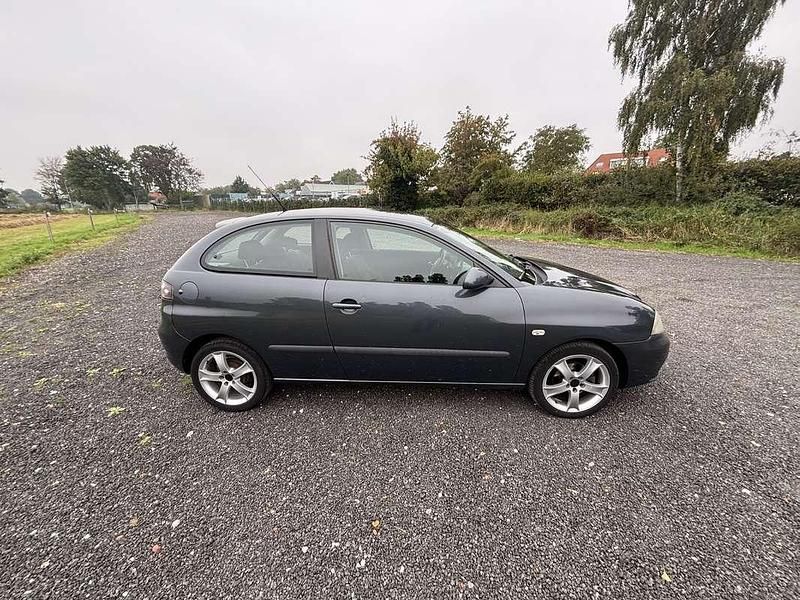 Grijs Gebruikt 2008 Seat Ibiza Reference Hatchback | € 2.500 (Goede deal) - Afbeelding 1/4
