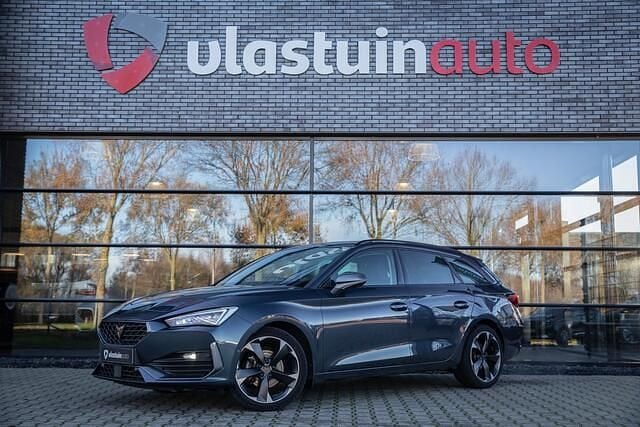 Grijs (metallic) Gebruikt 2023 Cupra Leon Stationwagen | € 28.950 (Eerlijke prijs) - Afbeelding 1/4