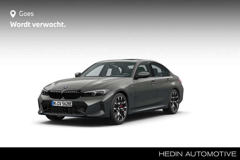 Grijs Gebruikt 2024 BMW 330e Sedan | € 71.812 (Eerlijke prijs) - Afbeelding 1/4